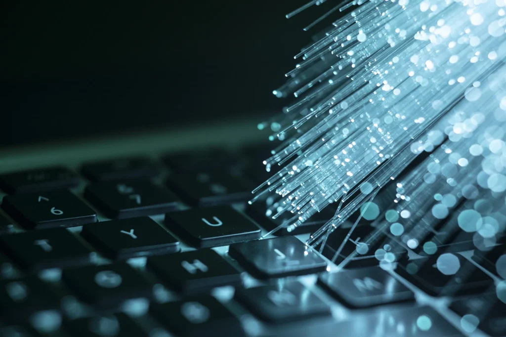 Acelerando Conexões: O Crescimento da Velocidade e a Expansão da Fibra Óptica no Brasil